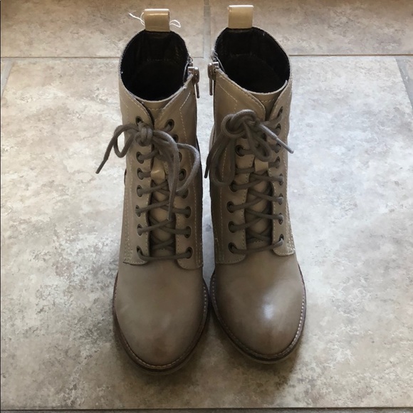 Steve Madden Lauren Lace Up Boot Size 6 